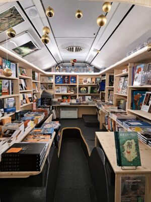 Intérieur du bus à livres 